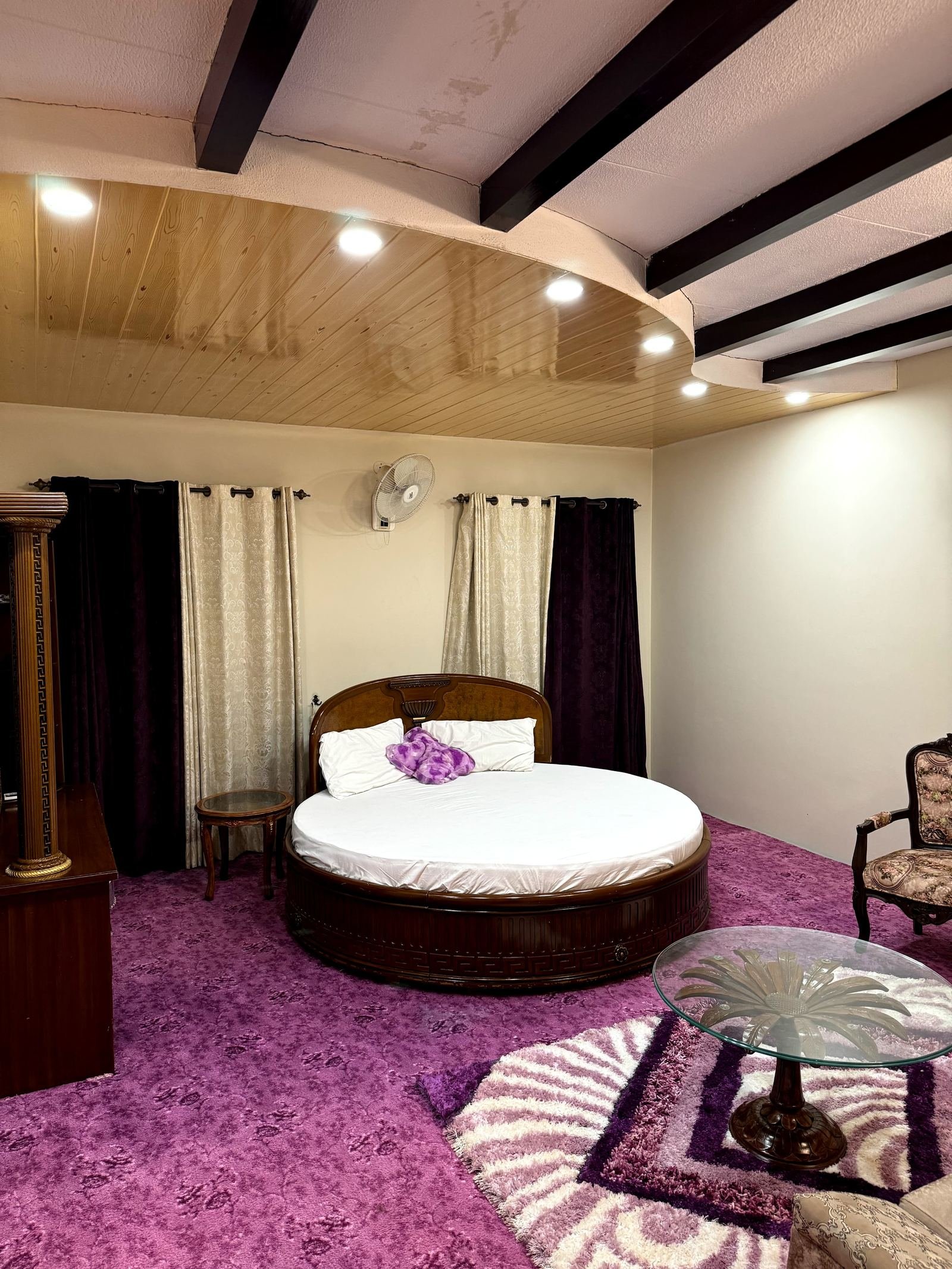 Deluxe Couple Room with round bed and plush purple carpeting